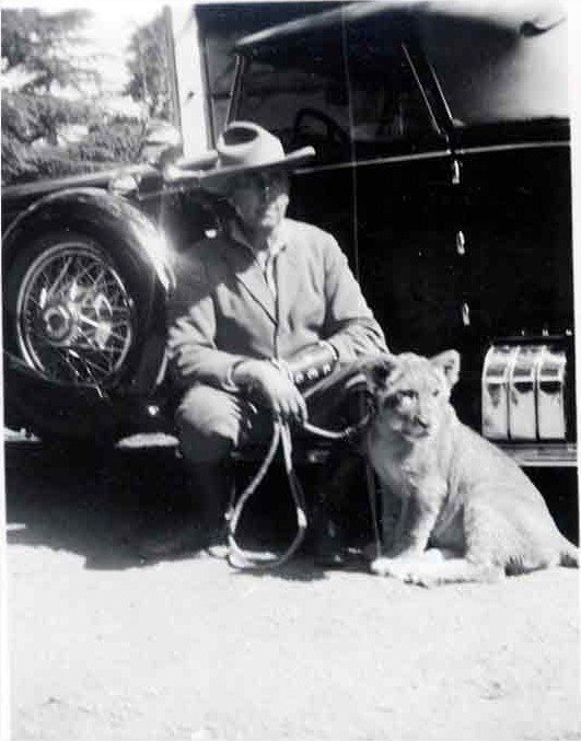 Whittell with a lion cub beside his Duesenberg